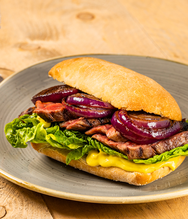 Steaksandwich met gekarameliseerde uien